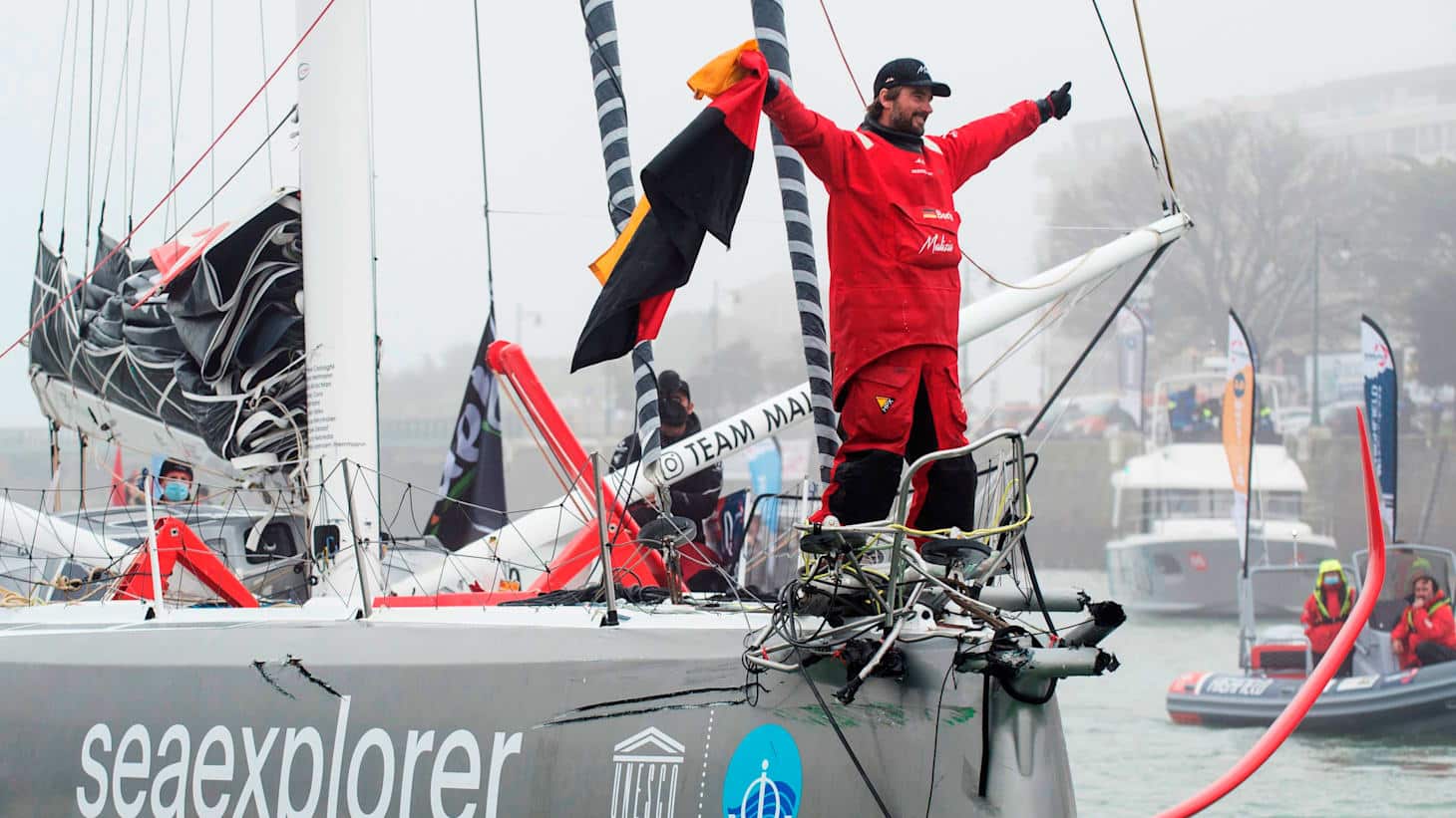 découvrez boris herrmann, skipper de renom, qui partage son parcours, ses défis et sa passion de la voile dans l’épisode du podcast into the wind. un échange inspirant au cœur de l’aventure maritime.