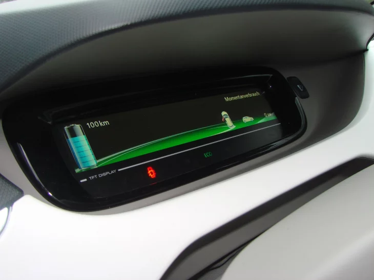 découvrez une comparaison détaillée des coûts entre les voitures électriques et essence : analyse des dépenses, économies potentielles et conseils pour choisir l'option la plus rentable en 2024.