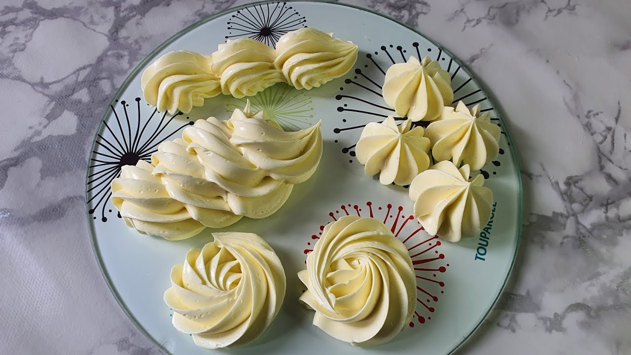 découvrez la crème meringue suisse : une préparation onctueuse et légère à base de blancs d'œufs et de sucre, idéale pour sublimer vos desserts et pâtisseries.