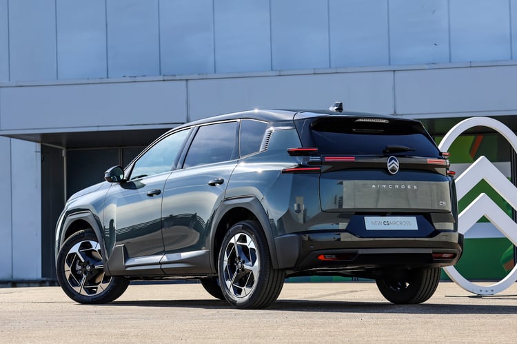 découvrez notre essai complet de la citroën ë-c5 aircross : design, autonomie, équipements et sensations de conduite du suv hybride rechargeable. avis, points forts et faiblesses pour bien choisir.