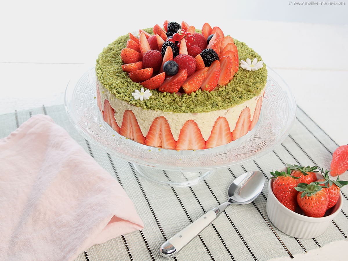 découvrez notre délicieux fraisier carré pour 8 personnes : une génoise moelleuse, une crème légère et des fraises fraîches pour un dessert gourmand, parfait pour vos grandes occasions.