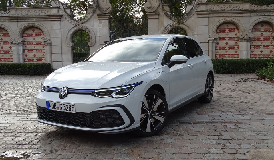 découvrez la golf gte et profitez de 74 km d'autonomie en mode électrique. la voiture hybride idéale pour allier performance, économie et écologie au quotidien.