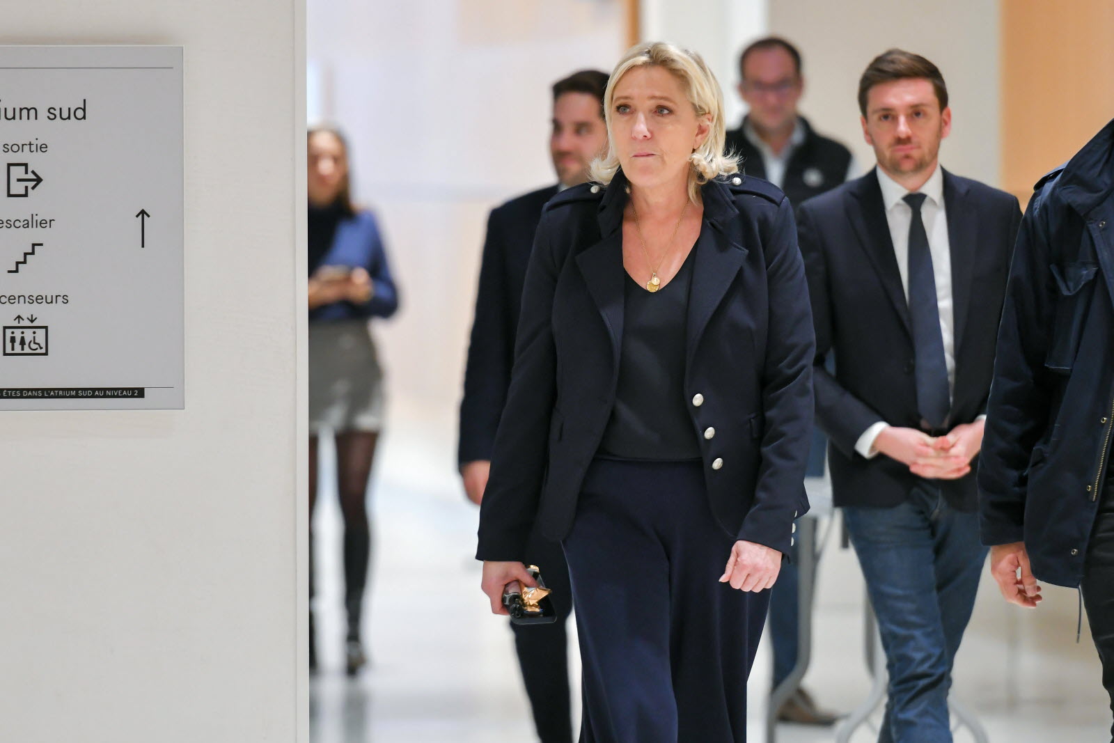 découvrez les raisons et les conséquences de l'inéligibilité de marine le pen, ainsi que les enjeux politiques et juridiques liés à cette situation en france.