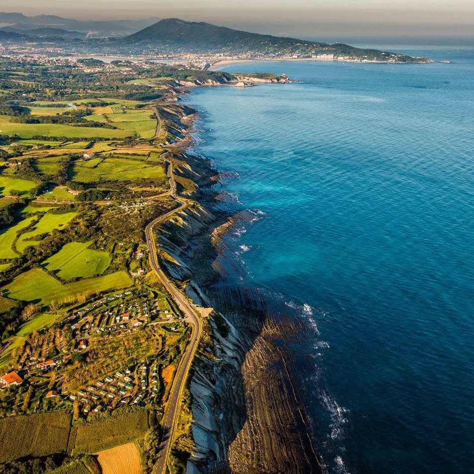 partez à la découverte du pays basque en 3 jours : itinéraire, visites incontournables, conseils pratiques et bonnes adresses pour un séjour authentique entre traditions, nature et gastronomie.