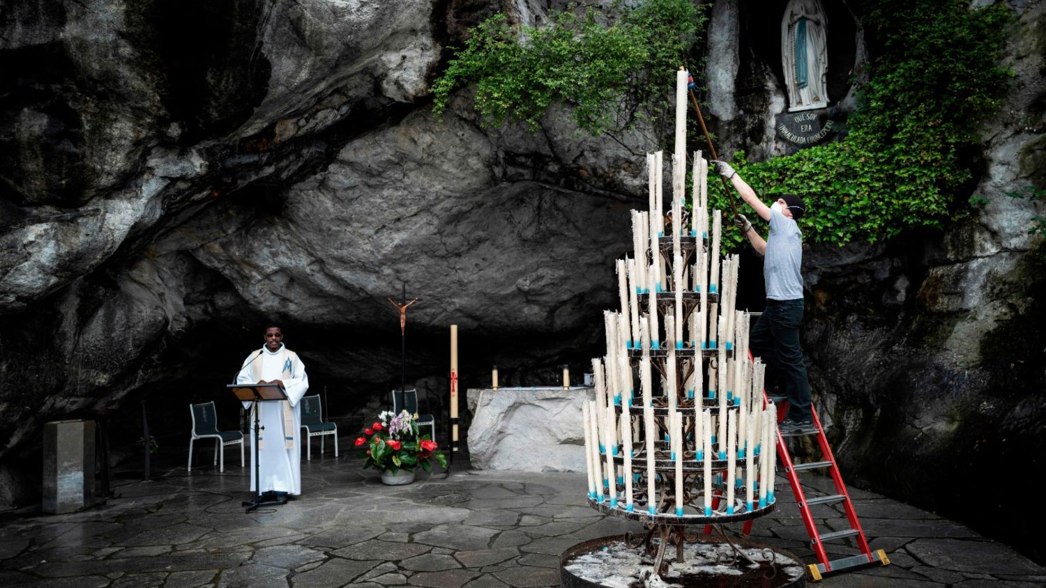participez à une prière en ligne en direct de lourdes. confiez vos intentions, vivez un moment de recueillement et découvrez la spiritualité de lourdes où que vous soyez.