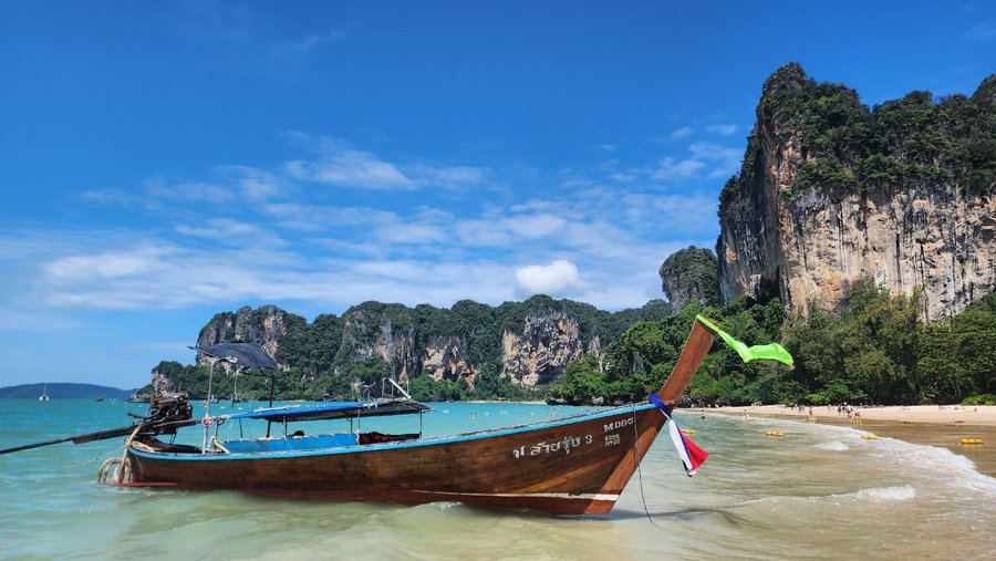 découvrez railay beach, un véritable paradis en thaïlande connu pour ses plages de sable blanc, ses eaux turquoise et ses impressionnantes falaises de calcaire, idéal pour la détente, la baignade et l'escalade.