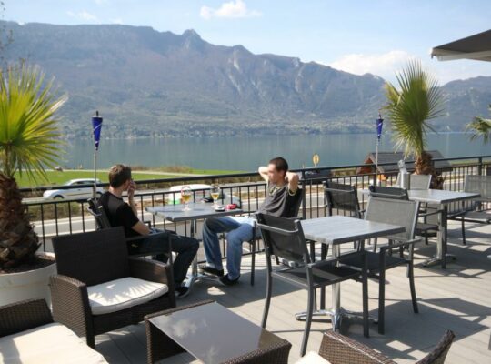 découvrez les meilleurs restaurants au bord du lac à aix-les-bains : cuisine locale, terrasses panoramiques et ambiance conviviale pour un moment gourmand face à un cadre exceptionnel.