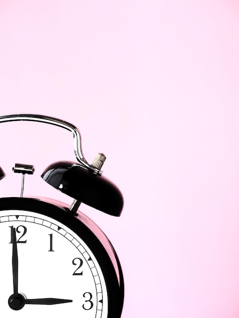 découvrez pourquoi vous vous réveillez à 3h du matin, quelles en sont les causes possibles et comment améliorer la qualité de votre sommeil pour des nuits réparatrices.