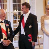 découvrez tout sur la robe de mariée portée par brigitte macron : style, créateur et détails élégants pour vous inspirer pour votre mariage.