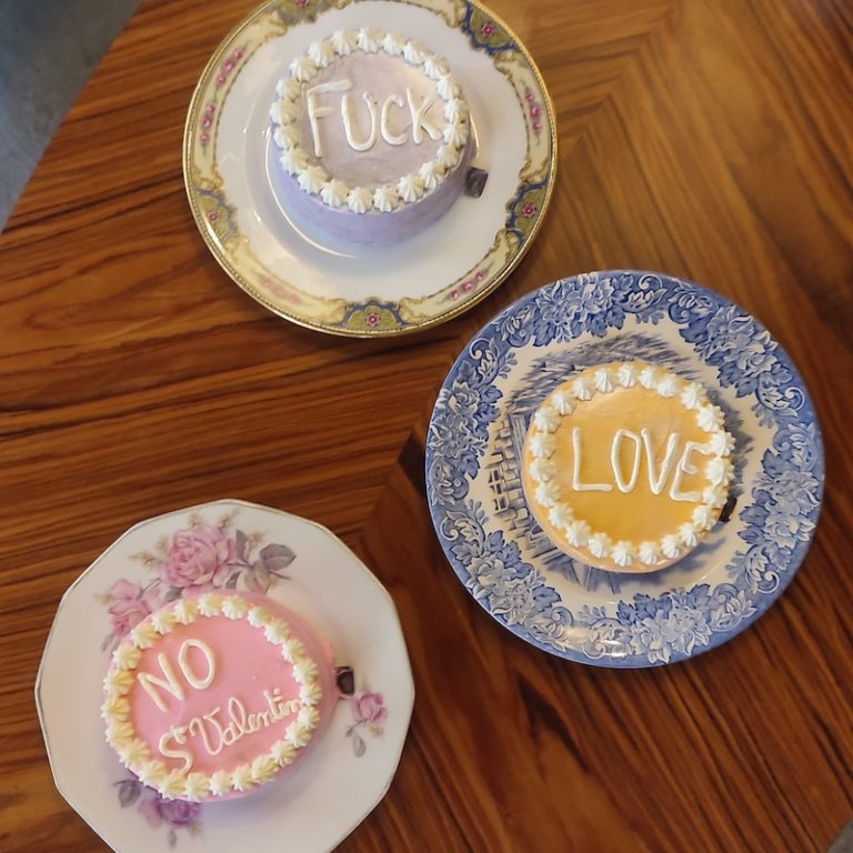 découvrez les adresses romantiques incontournables à montmartre pour une saint-valentin inoubliable. restaurants charmants, balades pittoresques et lieux pleins de charme vous attendent.