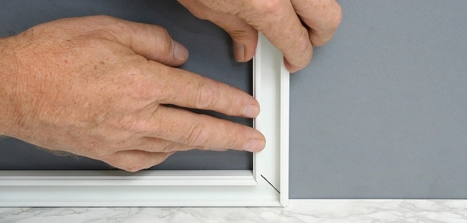 découvrez nos astuces simples et efficaces pour camoufler vos câbles électriques et garder un intérieur propre et organisé.