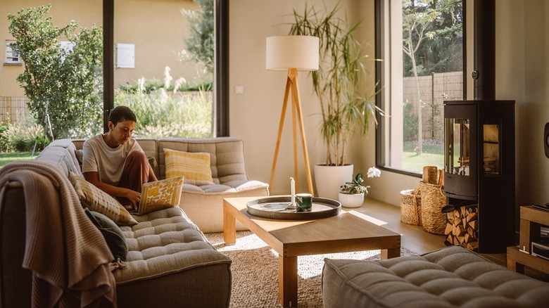 découvrez des astuces efficaces pour augmenter la température intérieure sans utiliser de chauffage, en optimisant l'isolation et l'apport de chaleur naturelle.