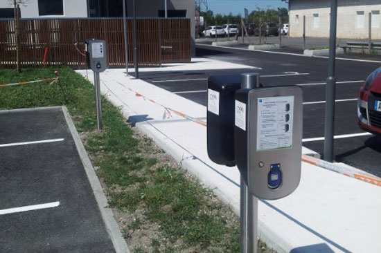 découvrez notre guide complet sur l'installation de bornes de recharge électrique pour appartements, afin de faciliter la recharge de votre véhicule électrique chez vous en toute sécurité.