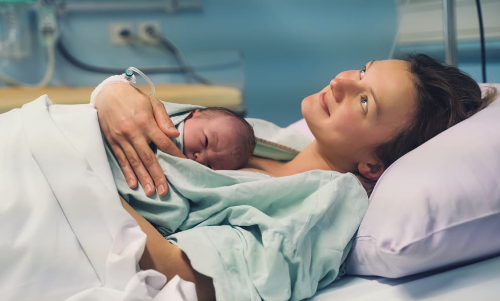 comprenez la signification d'un col ouvert à 1 doigt et son impact sur le délai d'accouchement. informations clés pour suivre l'évolution du travail.