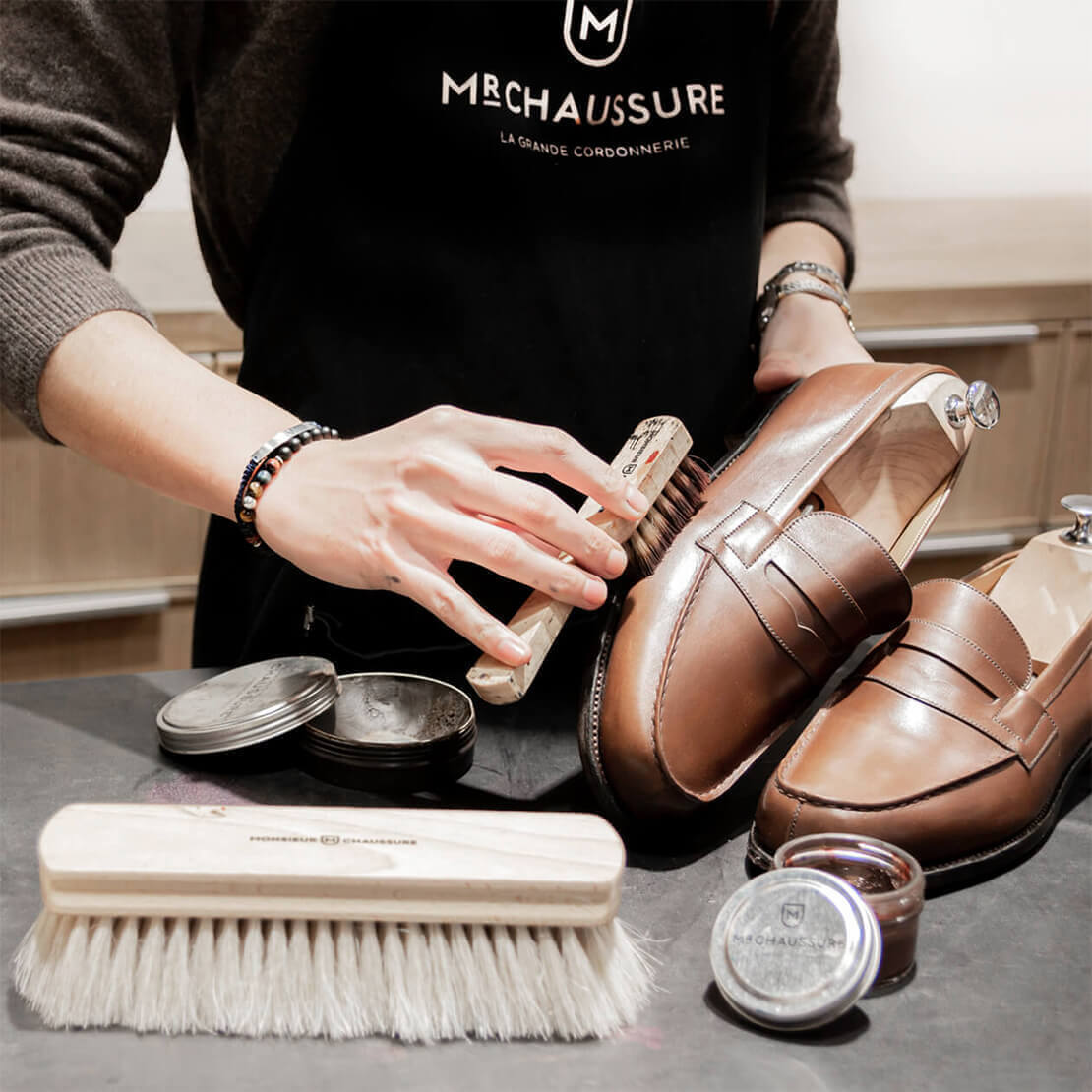 découvrez nos astuces efficaces pour élargir vos chaussures en cuir ou baskets et améliorer leur confort au quotidien.