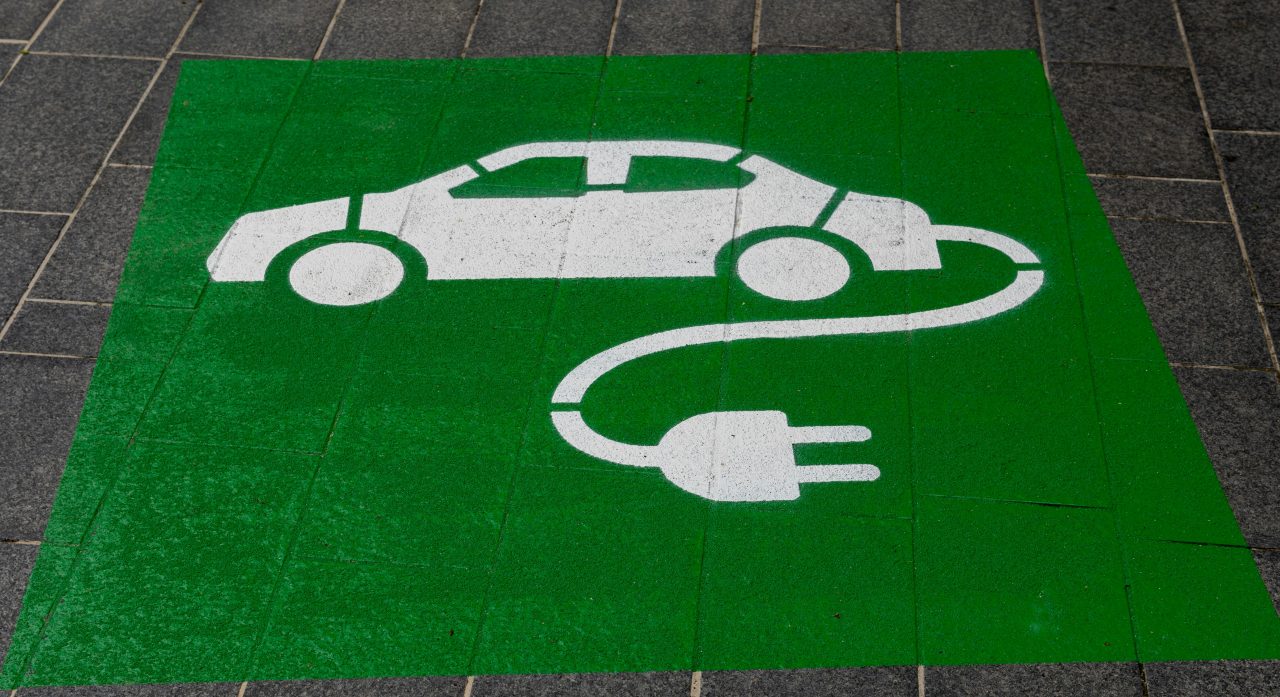découvrez les frais cachés des voitures électriques et comment les anticiper pour mieux gérer votre budget automobile.