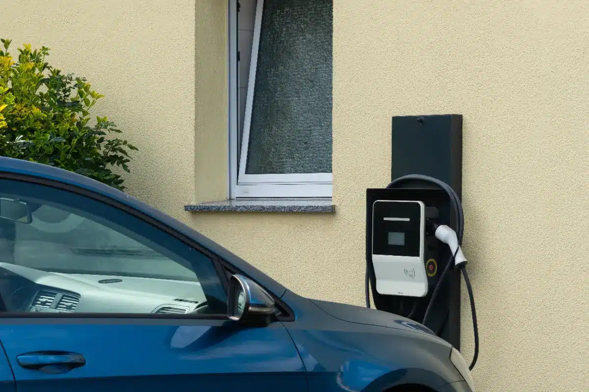 découvrez l'impact de la réforme des heures creuses sur la recharge des voitures électriques et comment optimiser vos économies d'énergie.