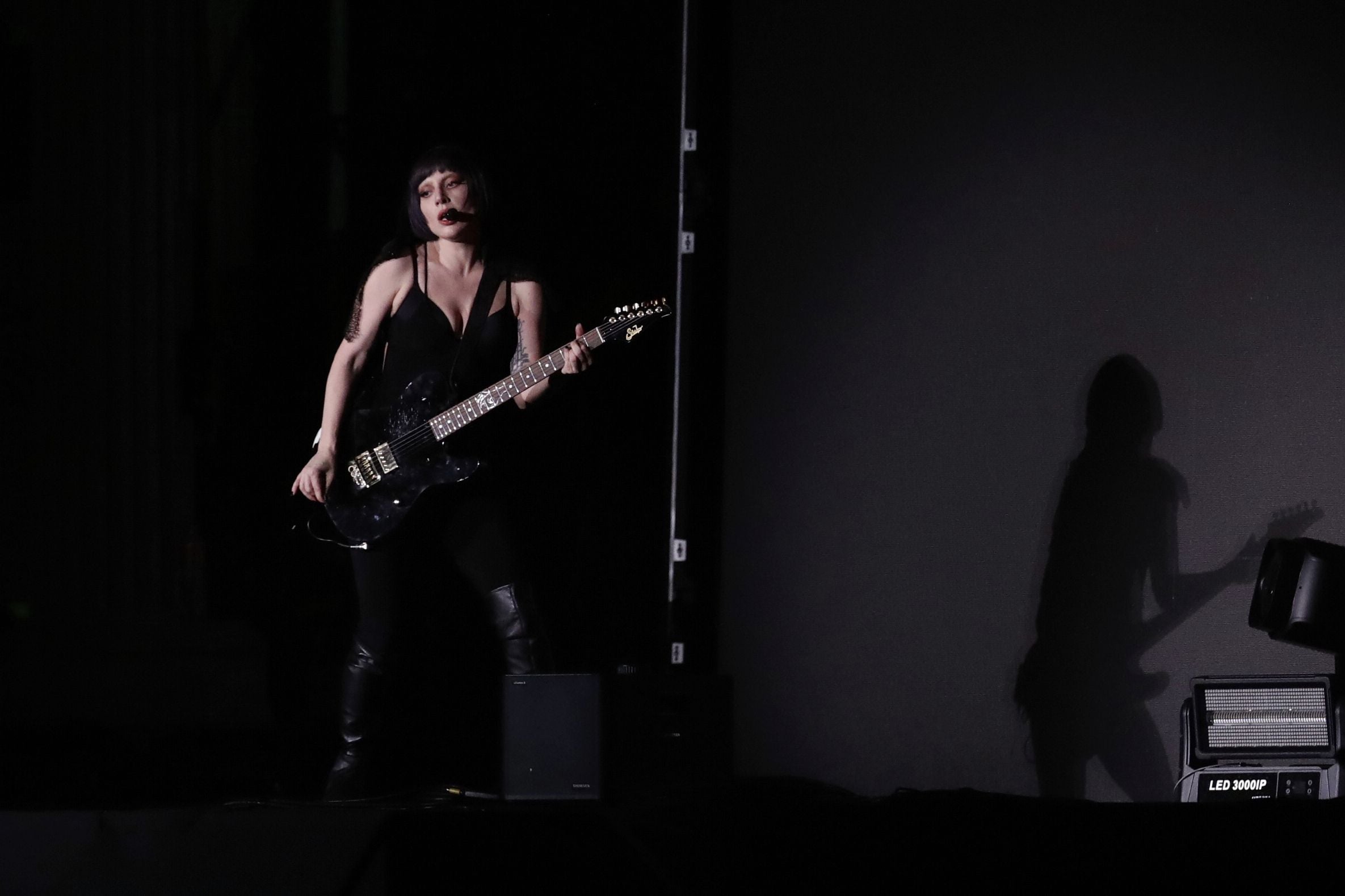 découvrez comment lady gaga s'impose en tête des classements musicaux avec ses hits incontournables et son talent unique.