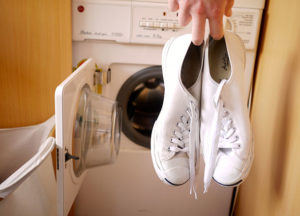 découvrez nos conseils pour laver efficacement vos baskets en cuir à la machine sans les abîmer. guide détaillé pour un entretien facile et des chaussures impeccables !