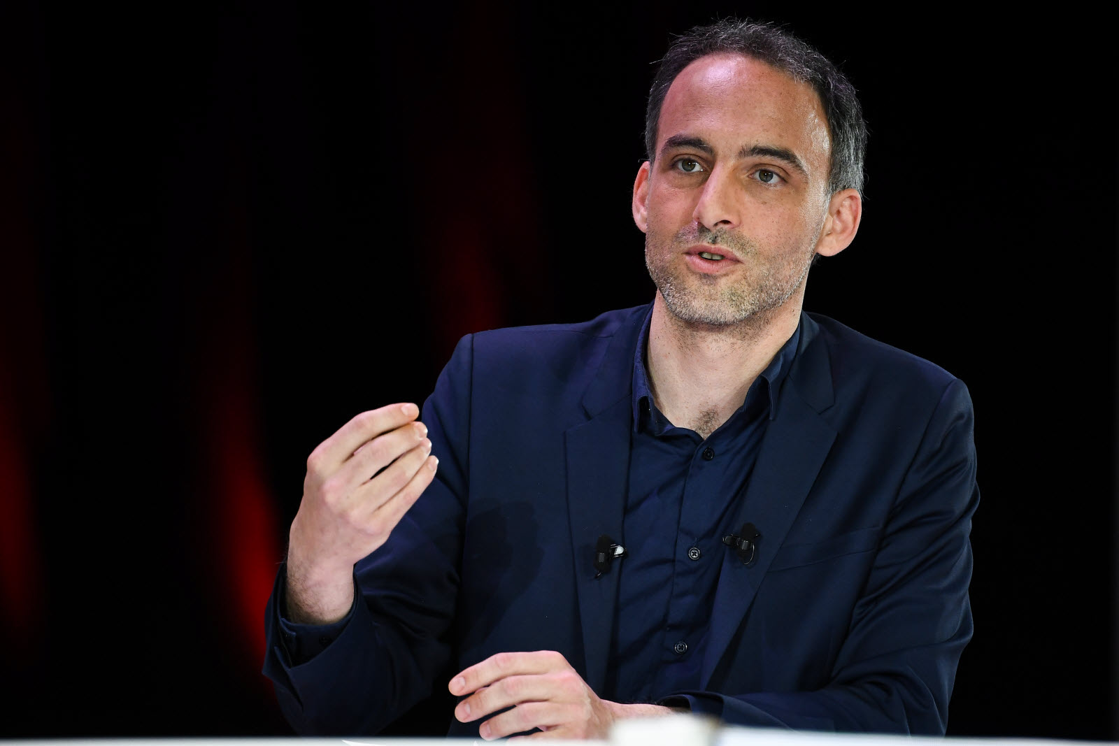 découvrez les impressions de léa salamé sur la soirée organisée par raphaël glucksmann, entre débats et moments forts.