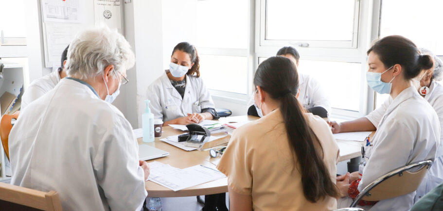 découvrez le rôle essentiel du néphrologue et ce à quoi vous attendre lors d'une consultation spécialisée en maladies rénales.