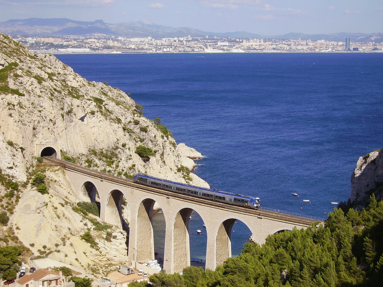 découvrez marseille à bord du petit train touristique et visitez la célèbre basilique notre-dame-de-la-garde pour une expérience inoubliable au cœur de la ville.