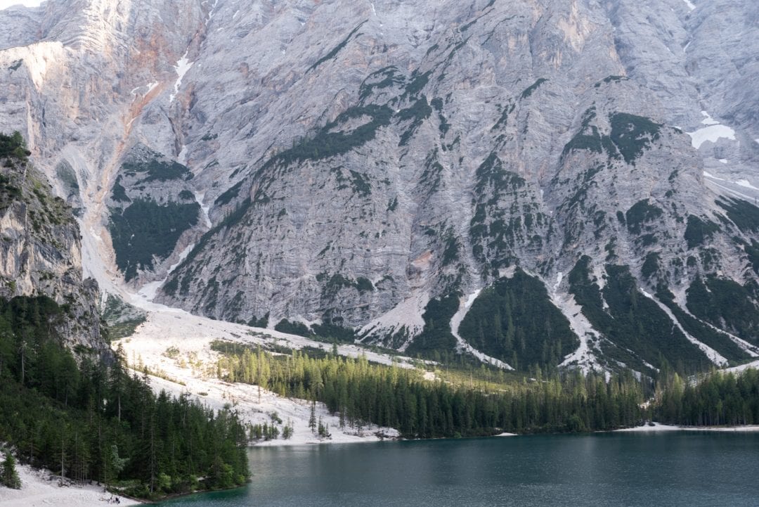 découvrez la magie d'une randonnée au lac de braies et admirez un coucher de soleil spectaculaire sur ses eaux cristallines.