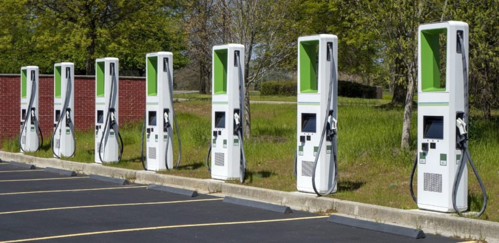 découvrez comment recharger facilement votre véhicule électrique sur les autoroutes : bornes disponibles, conseils pratiques et astuces pour des trajets sereins en france.