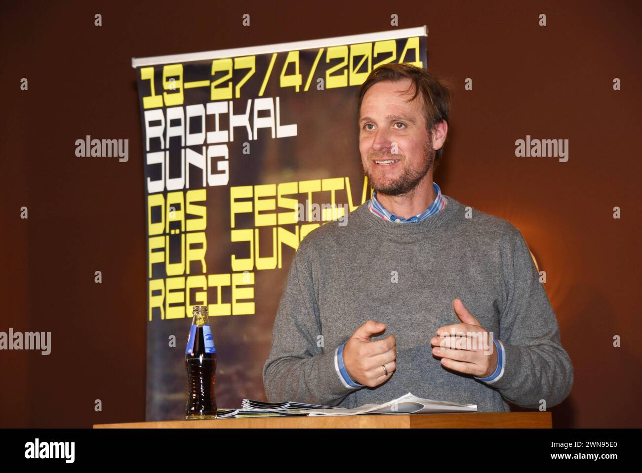découvrez valentin mayet, humoriste talentueux, sur scène avec son spectacle de stand-up. entre humour percutant et observations du quotidien, laissez-vous séduire par son univers unique et ses sketchs authentiques.