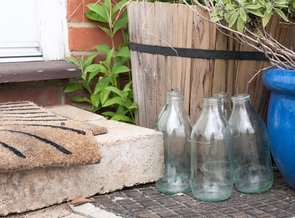 découvrez une astuce simple et efficace utilisant un verre d'eau pour dissuader les cambriolages et protéger votre domicile.