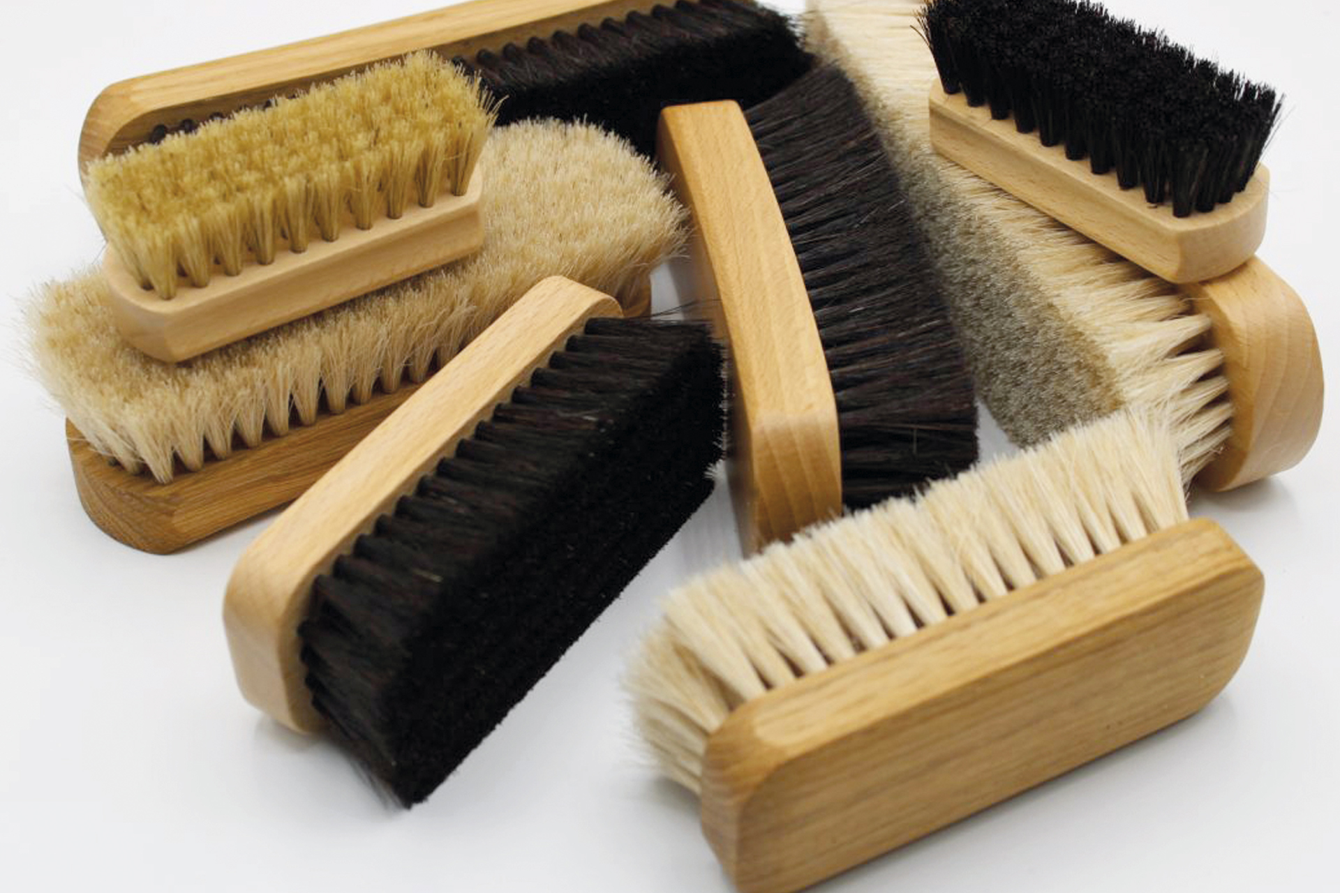 découvrez nos brosses essentielles pour chaussures, idéales pour nettoyer, entretenir et faire briller tous vos modèles de chaussures en cuir, daim ou tissu.