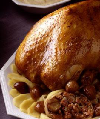 découvrez une recette savoureuse de chapon rôti accompagné de pommes de terre dorées à souhait, parfaite pour un repas convivial et gourmand.