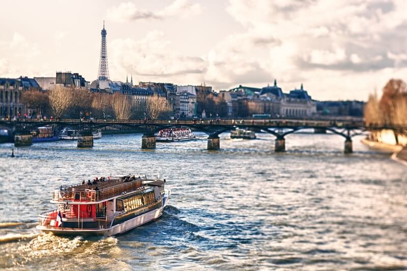découvrez nos croisières romantiques à lyon pour la saint-valentin : dates disponibles, tarifs attractifs et moments inoubliables à partager en couple sur la saône.