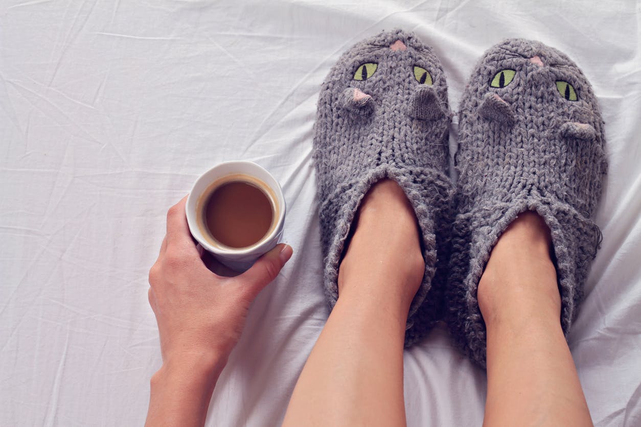 découvrez des astuces efficaces pour désodoriser vos chaussures et garder des pieds frais toute la journée.
