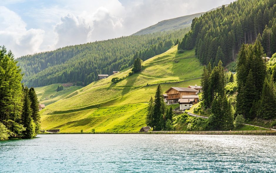 découvrez la plagne en été : profitez d'activités outdoor variées et explorez des sentiers magnifiques pour des aventures en pleine nature.