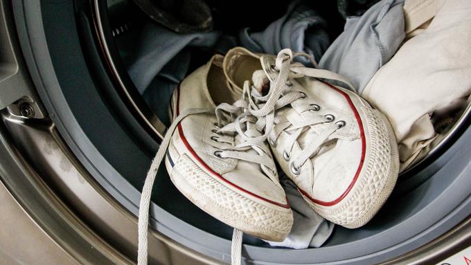 découvrez nos astuces pour laver vos espadrilles en préservant la toile et les motifs, afin de garder leur éclat et leur durabilité.