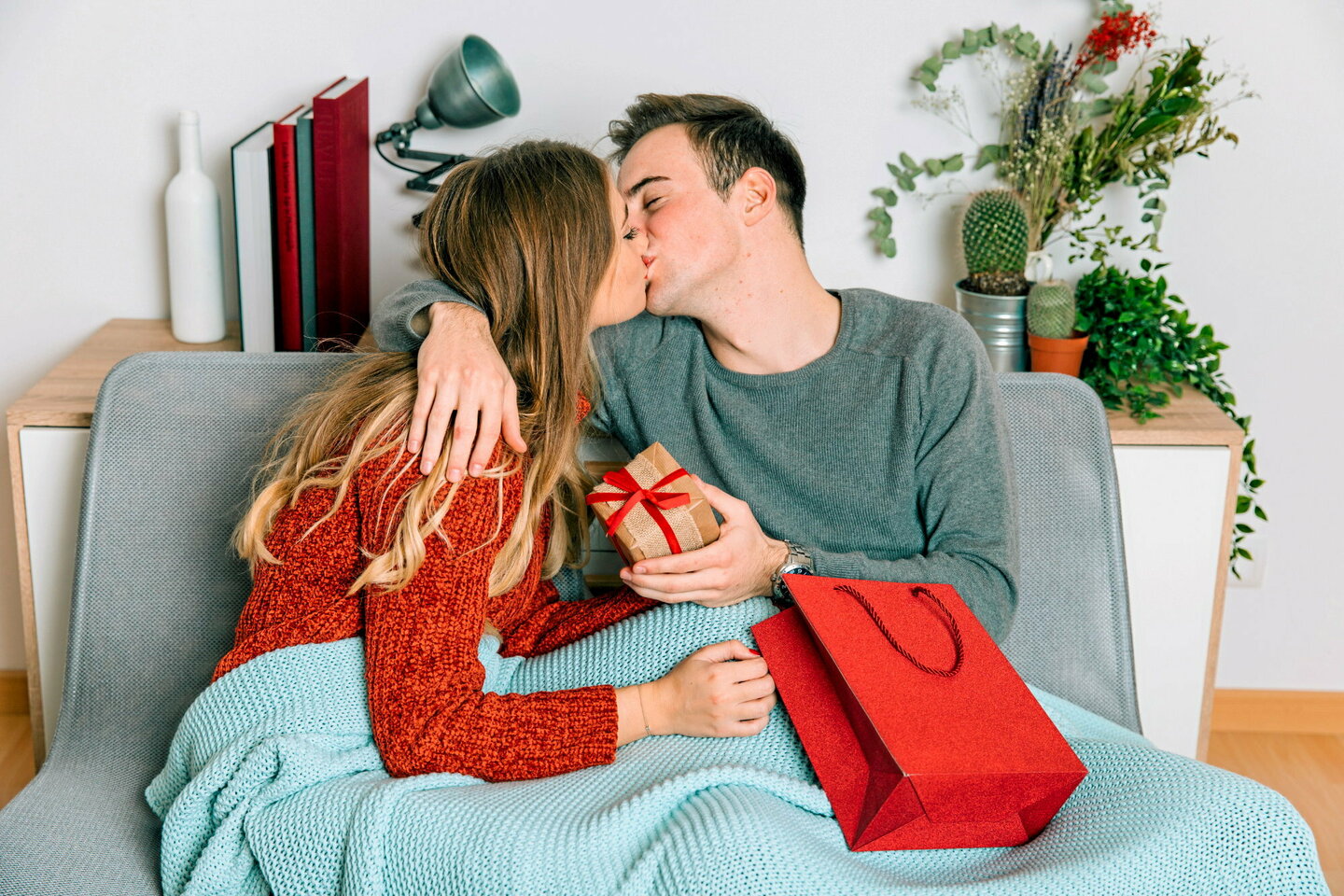 découvrez 10 idées de cadeaux romantiques à moins de 50€ pour célébrer la saint-valentin 2024 à paris et faire plaisir à votre moitié sans vous ruiner.