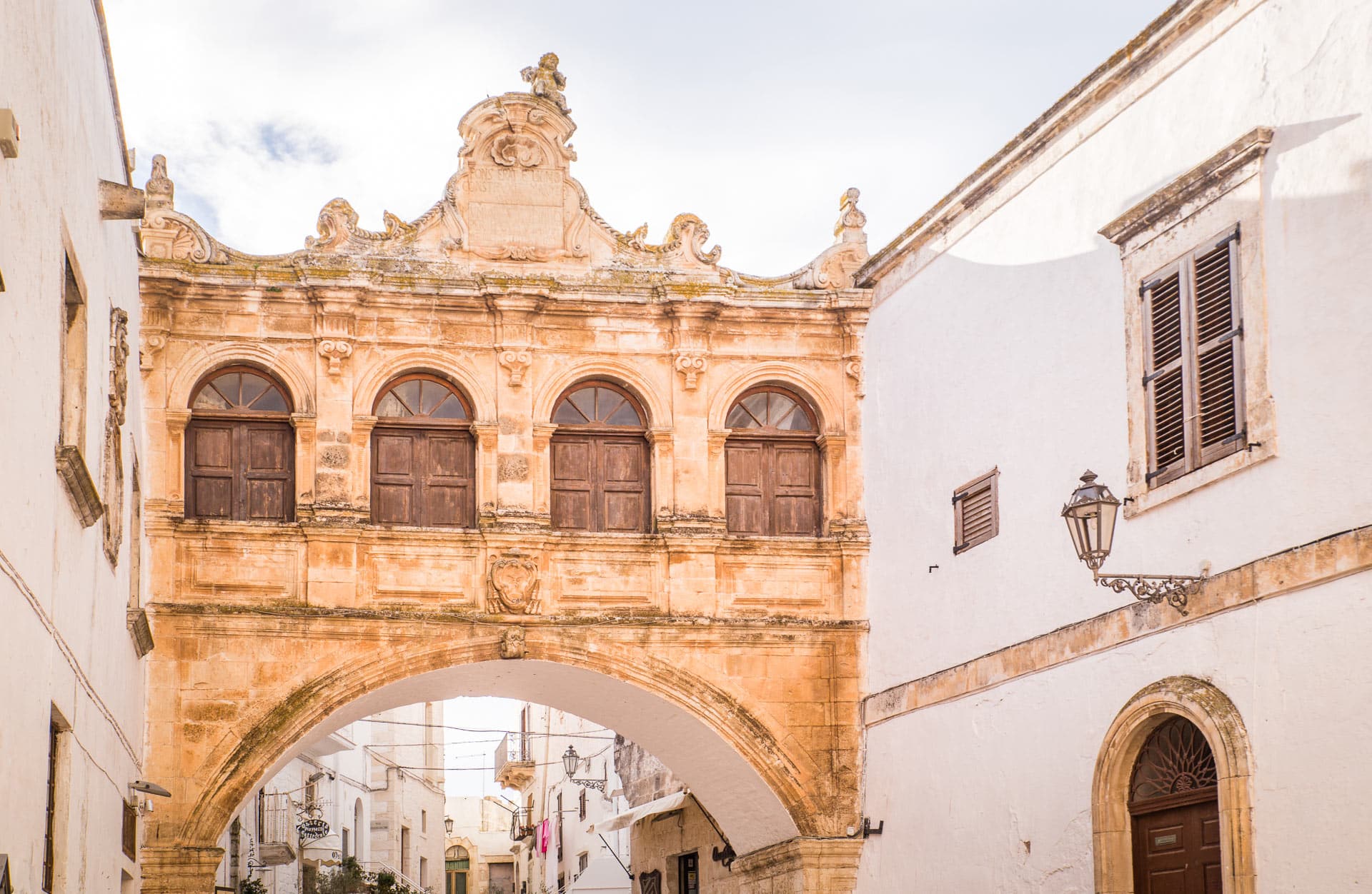 découvrez ostuni, la célèbre ville blanche des pouilles, et laissez-vous charmer par ses ruelles pittoresques, son architecture lumineuse et son riche patrimoine culturel.