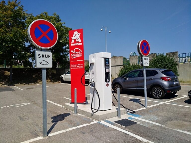 découvrez si la voiture électrique représente une véritable révolution technologique ou une simple déception dans le monde de l'automobile.
