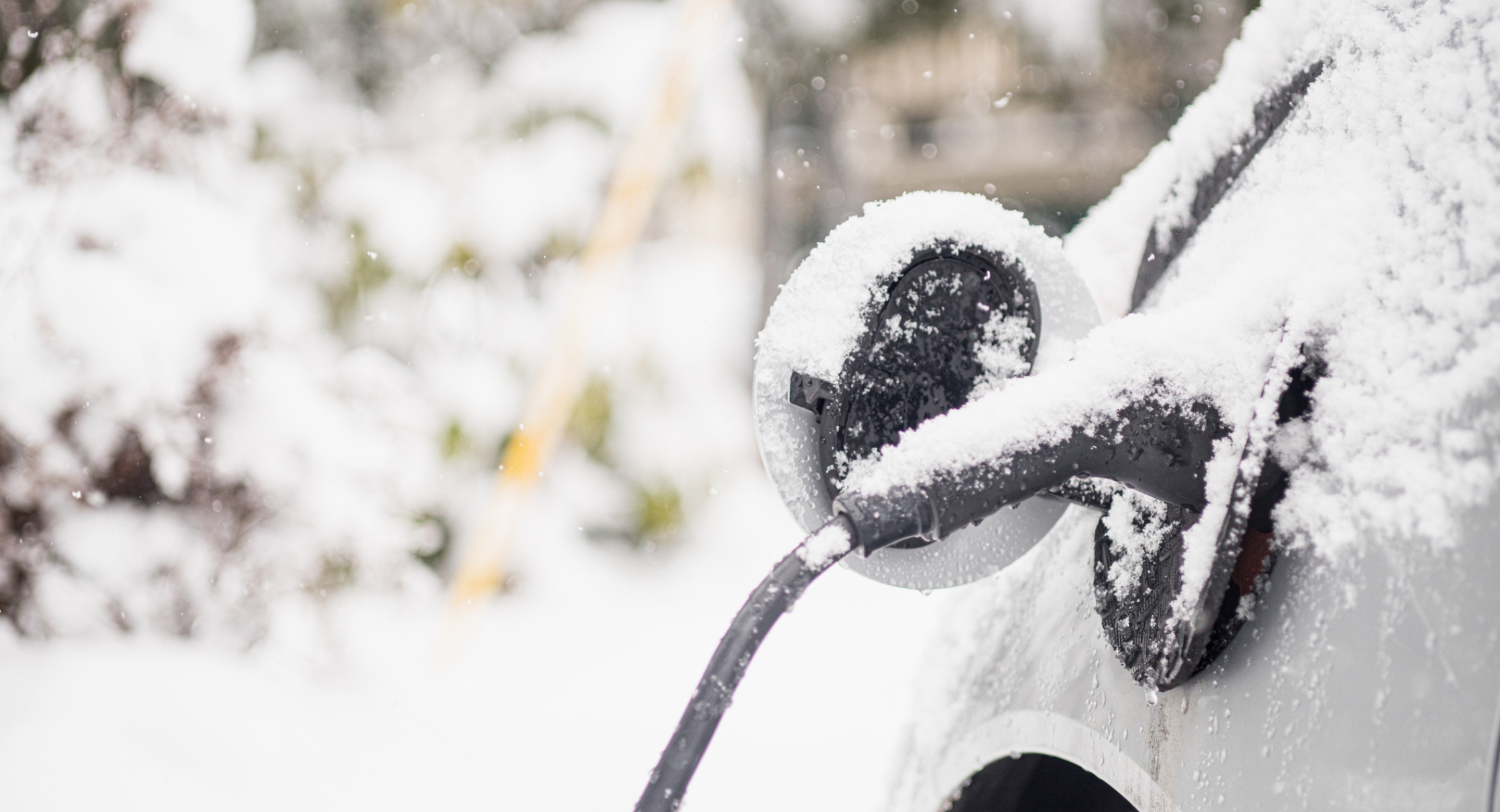 découvrez comment le grand froid impacte l'autonomie réduite des véhicules électriques et les solutions pour optimiser leur performance par basses températures.