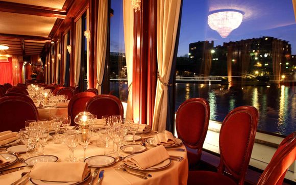 profitez d'un dîner romantique inoubliable sur la seine pour la saint-valentin, avec une vue imprenable et une ambiance magique au cœur de paris.