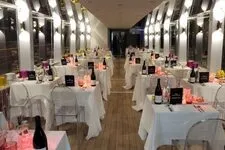 offrez-vous un dîner romantique inoubliable de la saint-valentin sur la seine, avec une vue imprenable et une ambiance magique pour célébrer l'amour.