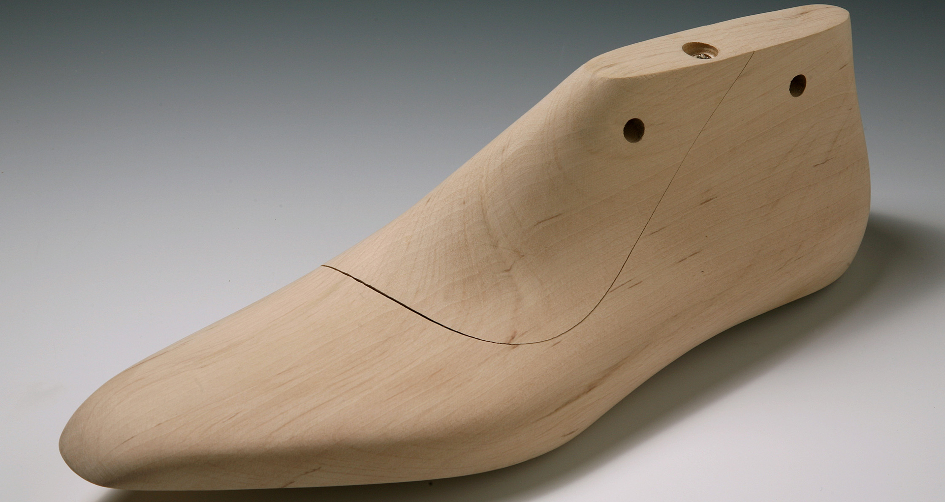 découvrez nos embauchoirs pour préserver la forme de vos chaussures et sublimer leur apparence avec élégance et durabilité.