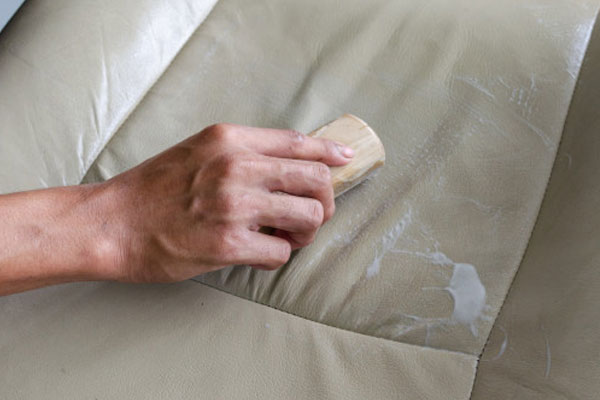 découvrez nos astuces efficaces pour entretenir et préserver l'éclat du simili-cuir, afin de prolonger sa beauté et sa durabilité.