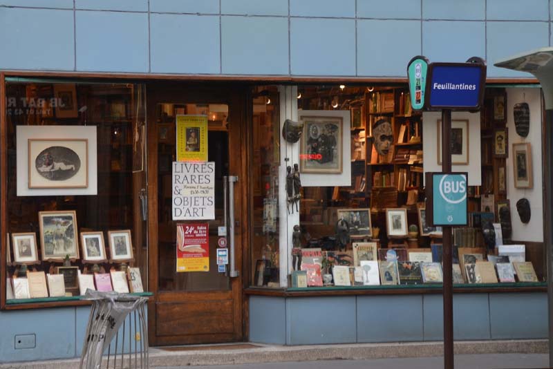 découvrez à paris une boutique unique qui ravive la magie des lettres d'amour, alliant tradition et émotion pour des messages inoubliables.