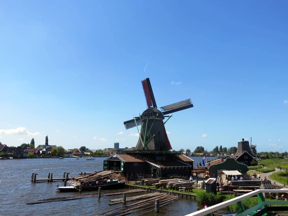 découvrez zaandam, ses musées fascinants, ses célèbres moulins à vent et ses balades pittoresques près d'amsterdam pour une escapade culturelle et nature.