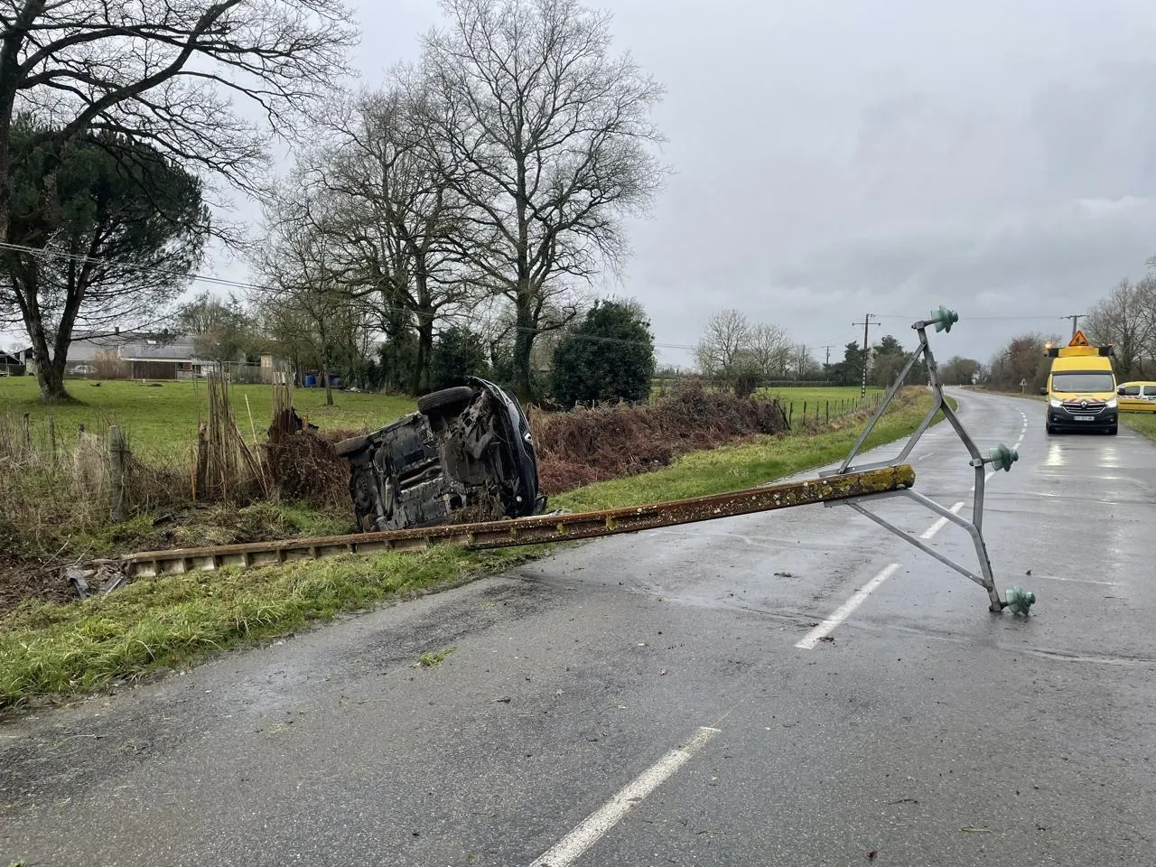 accident impliquant un véhicule et un poteau électrique à saint-gatien-des-bois : détails de la collision, conséquences et interventions sur place.