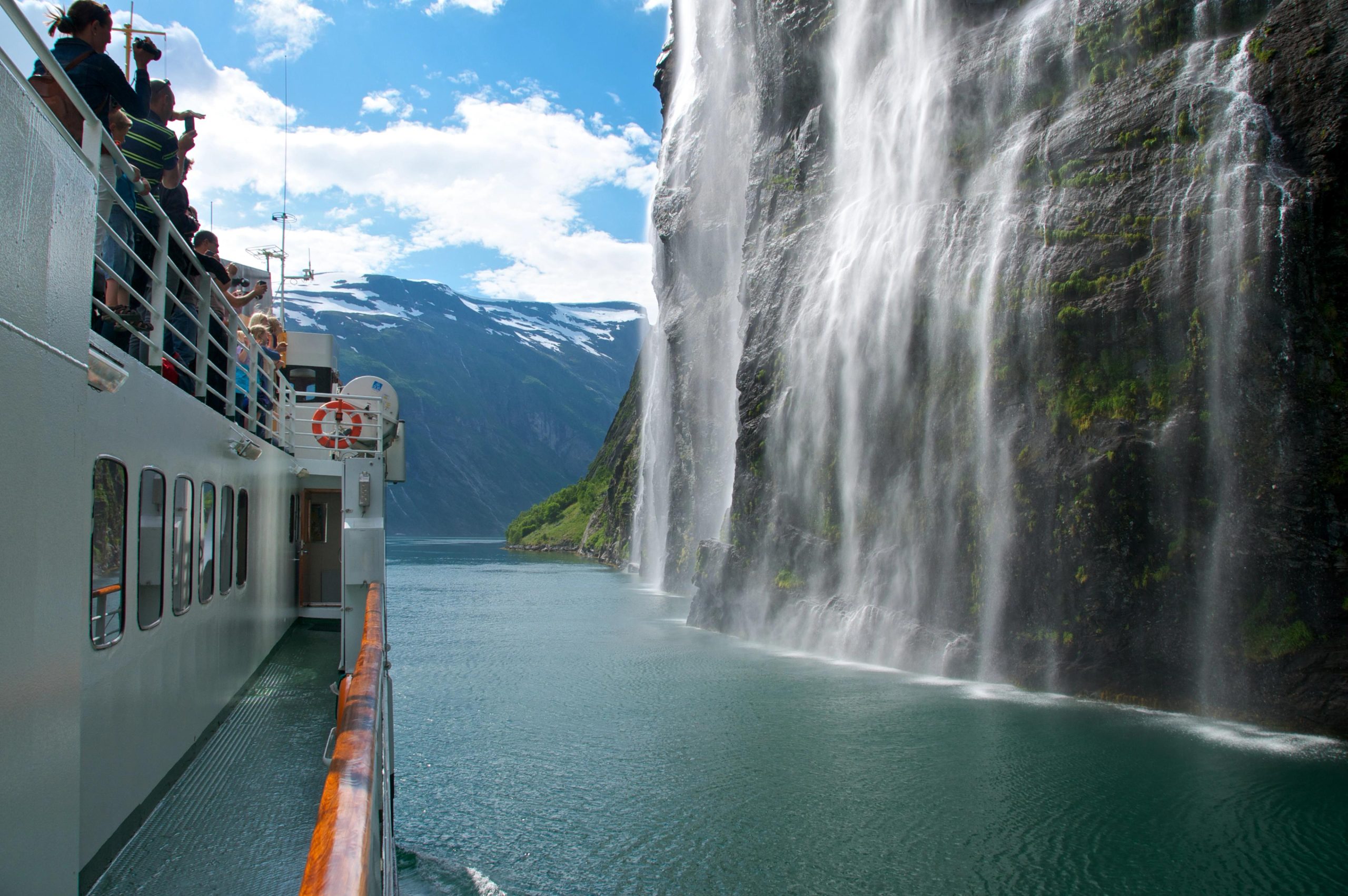 découvrez la beauté spectaculaire des fjords d’oslo lors d’une croisière inoubliable à travers des paysages norvégiens majestueux et une nature préservée.