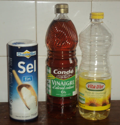 découvrez comment créer un désherbant naturel efficace à base de vinaigre, sel et liquide vaisselle pour entretenir votre jardin sans produits chimiques.