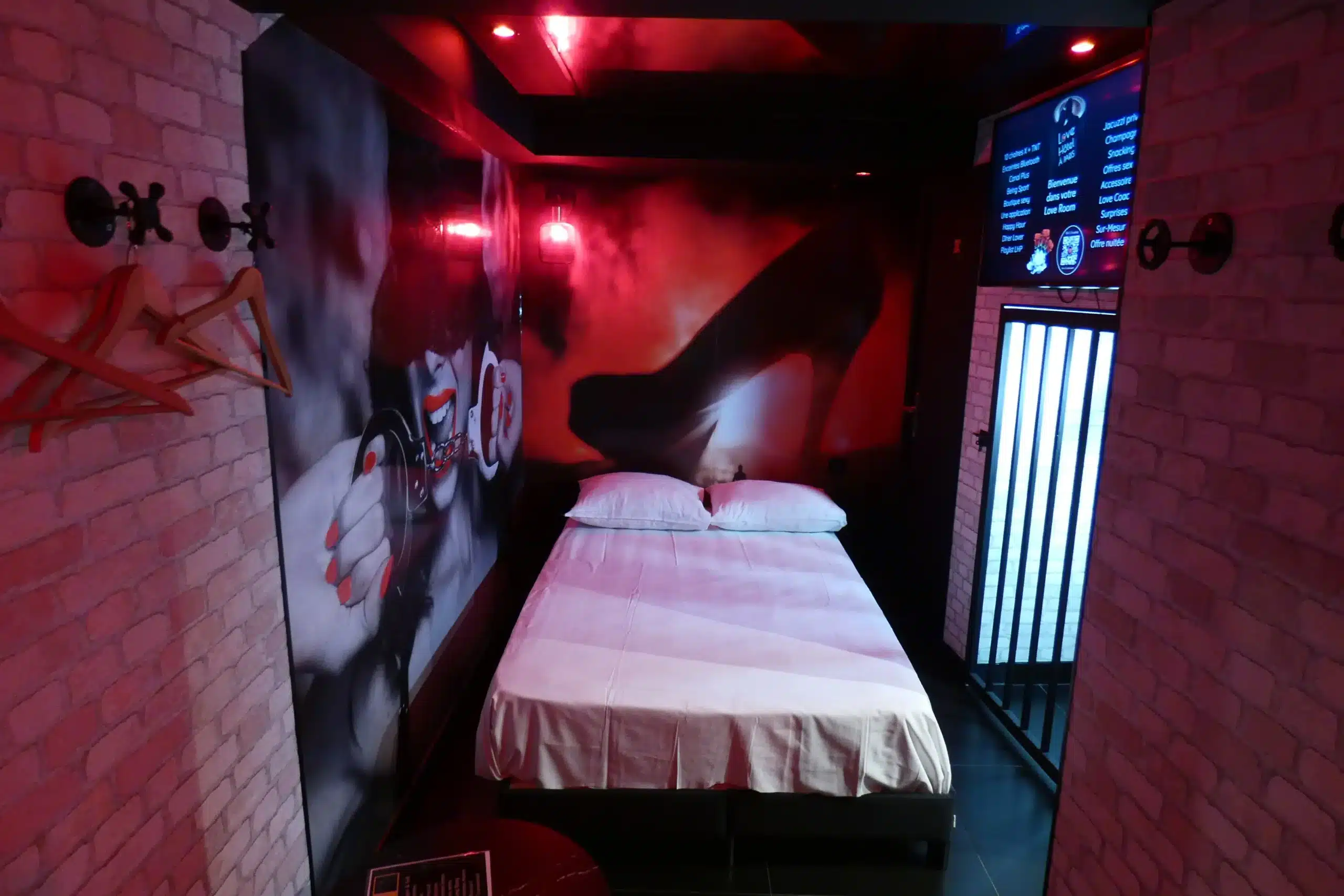 découvrez une love room à paris sur airbnb, un espace intime et érotique parfait pour une escapade romantique et sensuelle en plein cœur de la capitale.